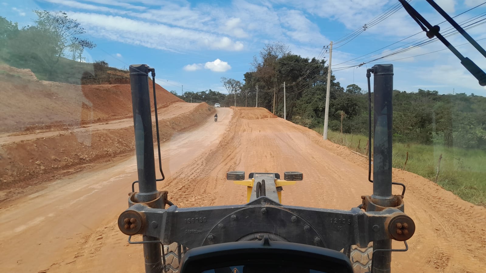 Estrada aberta pela NFB com a cidade ao fundo